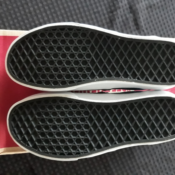 Vans - Picture 8 of 9